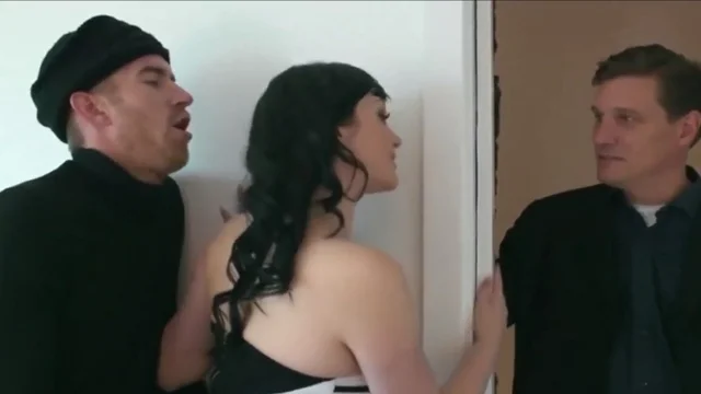 Пасынок в маске жестко отжарил сисястую мачеху и наставил отцу рога